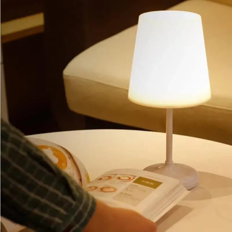 Moderne LED-Schreibtischlampe in Weiß mit Touch-Dimmer, Fernbedienung und USB-Aufladung, ideal als Nachtlicht oder zum Lesen, B/T/H: 13,0 x 13,0 x 29,0 cm - Bild 2