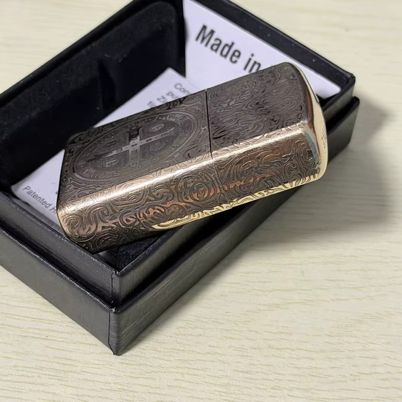 Zippo Feuerzeug Constantine Priest Carving in Antique Golden Brass Windproof Collection - Bild 5