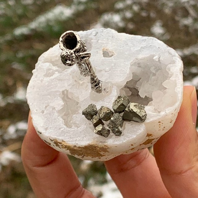 CrystalHola Kristall-Miner Ornament aus Naturstein in Weiß für dein Zuhause oder Arbeitszimmer - Bild 1