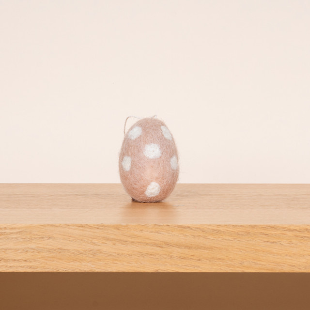 BLUME2000 Deko Filzhänger Ei in Beige gepunktet für Ostern - Bild 1