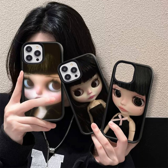 Personalisierte Handyhülle mit Dunkler süßer Mädchen-Puppenkunst für iPhone 17 16 15 14 13 12 11 Pro Max Plus von moetch aus PC und TPU - Bild 1