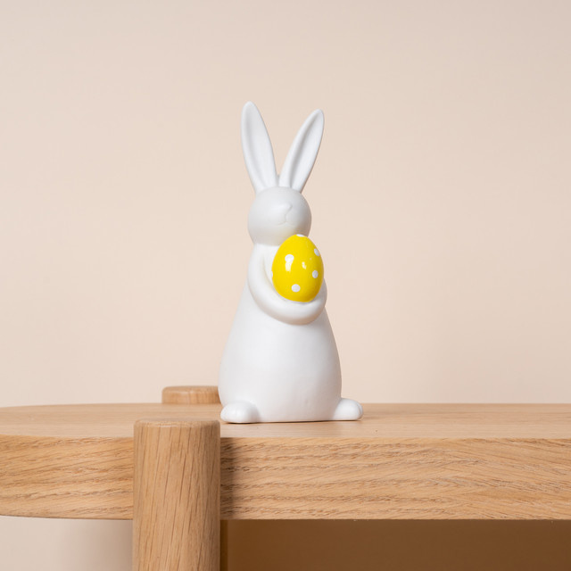 BLUME2000 Osterdeko Keramik Hase mit gelbem Ei in Weiß und Gelb - Bild 1