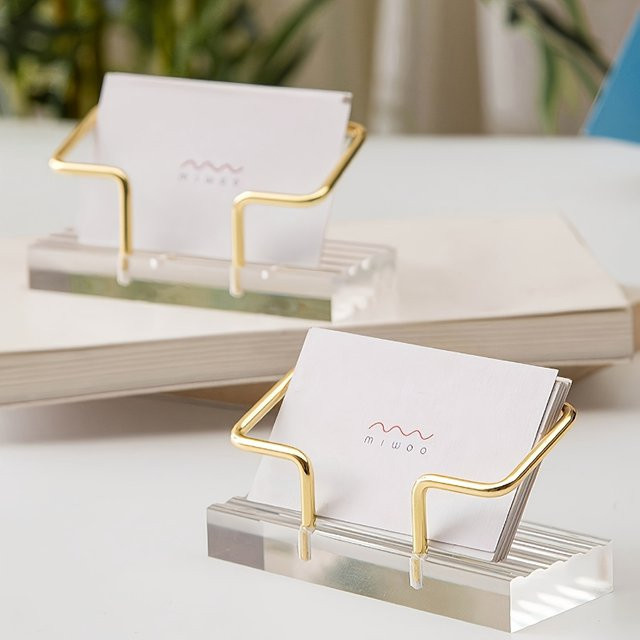 Eleganter Visitenkartenhalter aus transparentem Acryl mit goldener Metallbasis als Desktop-Displayständer für Memo und Einladungen - Bild 1