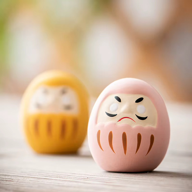 Set mit 8 japanischen Mini-Daruma Glücksbringern aus Keramik in Mehrfarbig, Zen-Ornament und Tischdekoration von Cerakorie - Bild 5