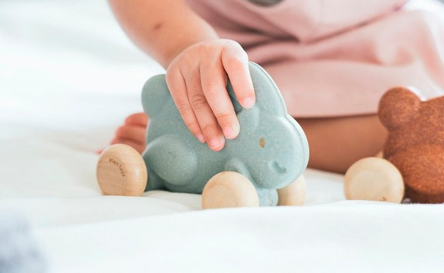 Plantoys Hase auf Rädern, blau, ab 1 Jahr - Bild 1