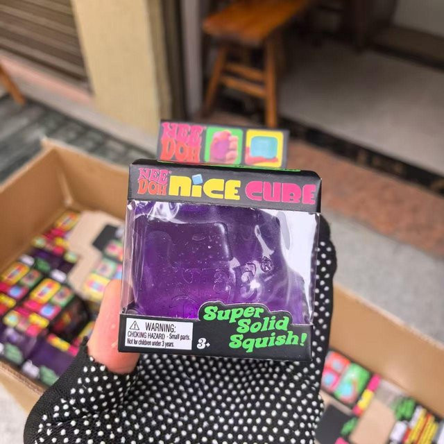 Needoh Quetschwürfel Groß, Stressabbau Knetspielzeug, violett - Bild 1