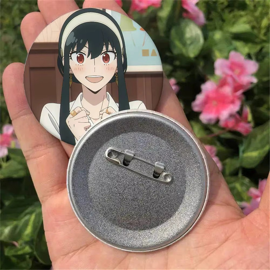 Yor Forger Anime Charakter Anstecknadel Brosche rund aus Metall in Multicolor für Fans und Sammler - Bild 2