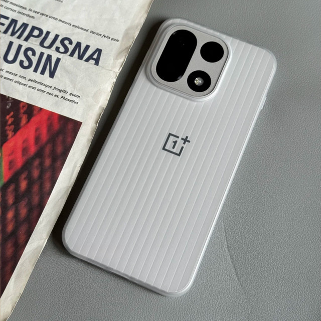 Stoßfeste OnePlus 15 Schutzhülle mit mattiertem Wellenstreifen-Design in Schwarz und Weiß - Bild 1