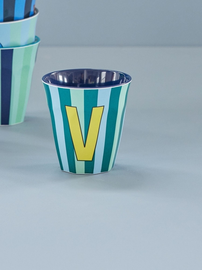 Rice Melamin Becher Buchstabe V mit Streifen in Blau, 250 ml - Bild 2