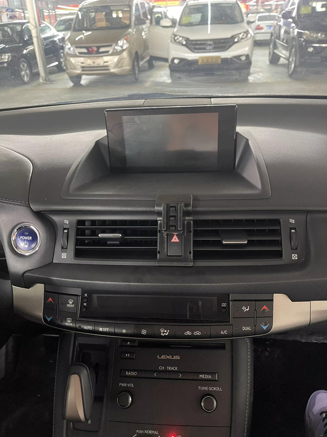Magnetischer MagSafe Handyhalter für Lexus CT 200h ZWA10 in Schwarz mit kabelloser Ladestation als Innenraum-Zubehör - Bild 4