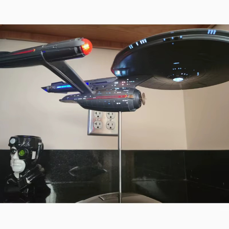 TOYOLEE Star Trek US Enterprise Requisiten-Replika Modell im Maßstab 1:1000 mit Lichtern und abnehmbaren Teilen - Bild 3