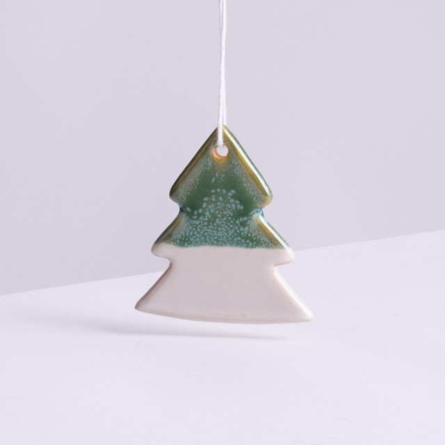 BLUME2000 Weihnachtsdeko Keramik Hänger Tanne in Grün - Bild 1
