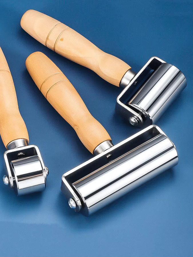 Lederpresskantenrolle mit Holzgriff und silberner Rolle für das Lederhandwerk - Bild 5