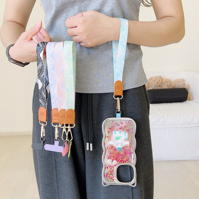 Personalisierte Trend Handy Lanyard mit breitem Seil und Charme als Anti-Verlust Handgelenk Strap für dein Smartphone in Blau und Multicolour - Bild 1