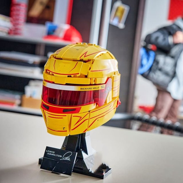Potdemiel Scuderia HP Lewis Hamilton Helm, Baustein-Modell, 884 Teile - Bild 1