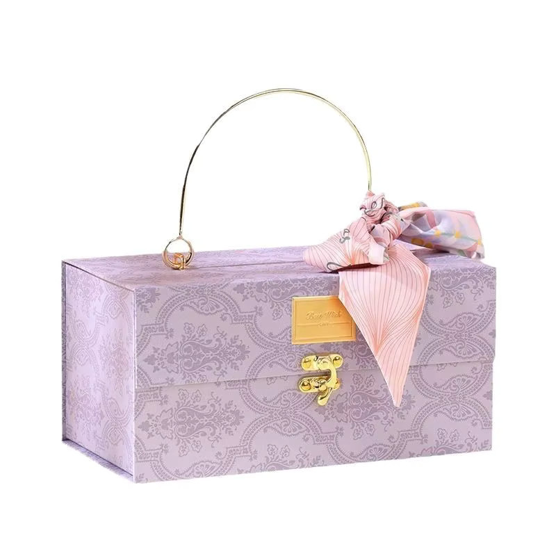 Lila Geschenkbox mit Metallknöpfen für deine Weihnachtsgeschenke - Bild 2