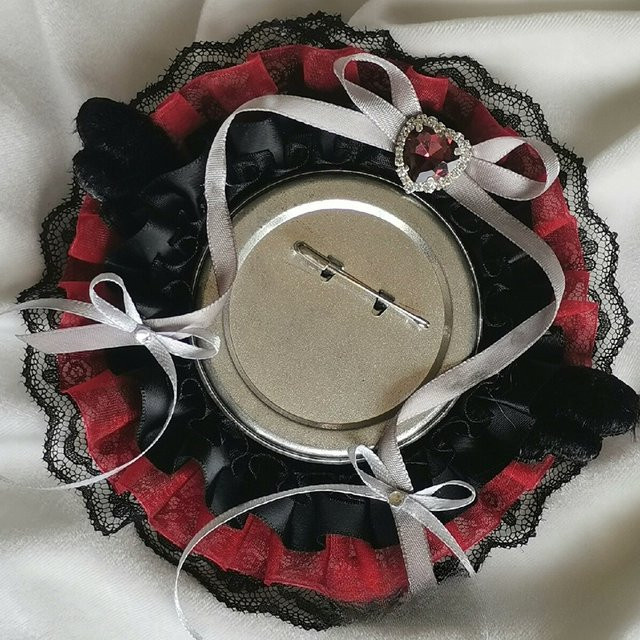 Dekorativer Anime Abzeichen Clip Halter aus Metall für Ita-Taschen mit Schleifenband-Flügel-Design, passend für Pins von 58 bis 75 mm - Bild 1