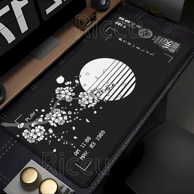 Riccu Mousepad im Retro-VHS-Stil mit Sakura-Motiv in Schwarz-Weiß als große Schreibtischunterlage - Bild 1