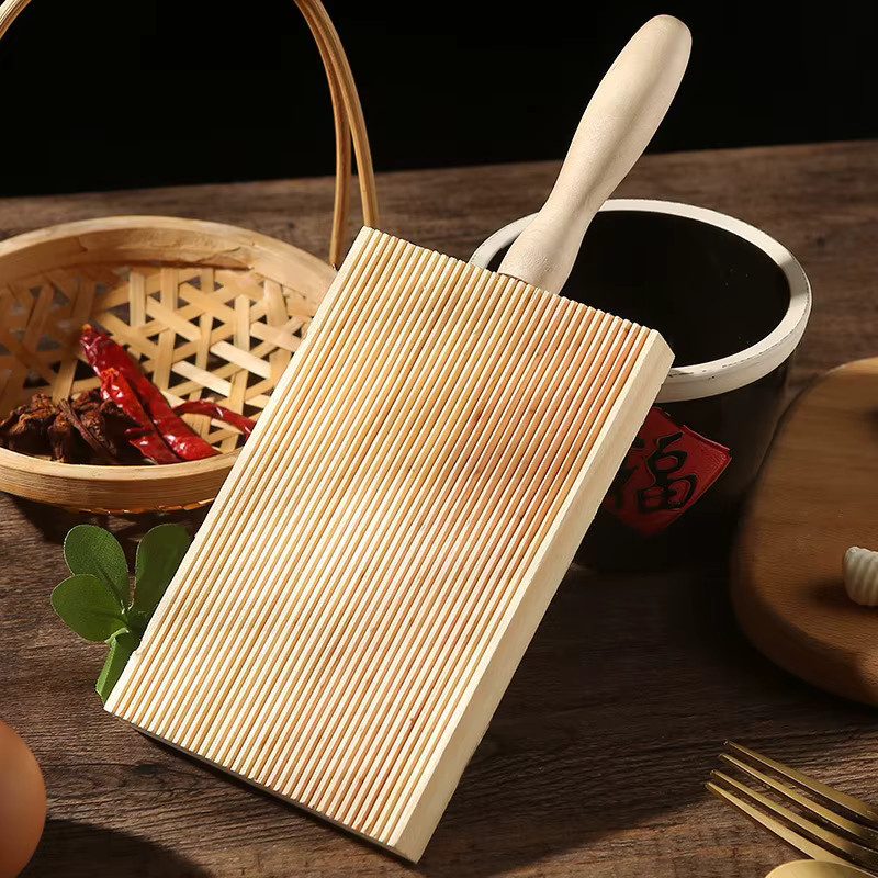 Handgefertigtes Nudelbrett aus Holz in Braun, rechteckiges Nudeltablett für Gnocchi und Kartoffelknödel, Breite: 21,5 cm - Bild 2