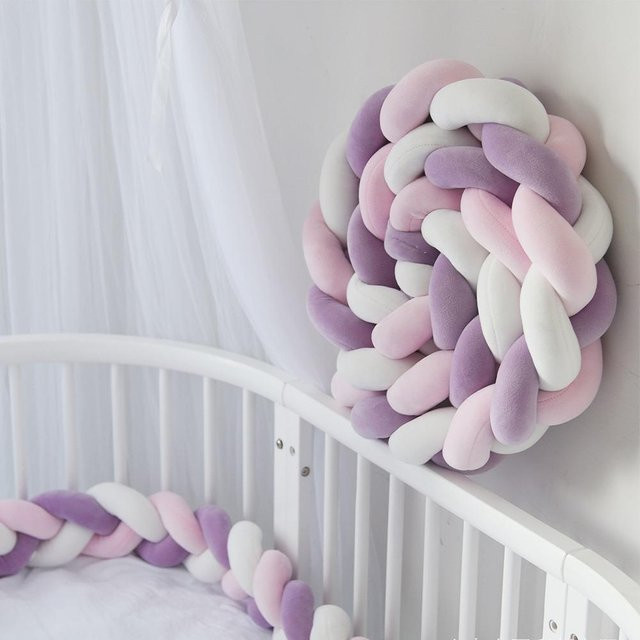 Handgefertigter Bettschutz Gala Design als weiches Plüsch-Knotenkissen für das Babybett, geflochtenes Rundkissen in Multicolour aus Baumwolle und Polyester - Bild 1
