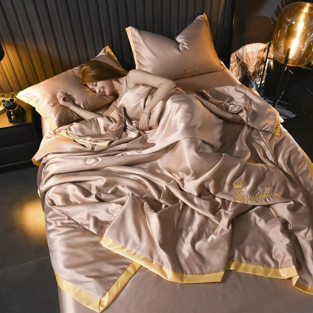 JuwenSilk Sommer-Steppdecke aus Eisseide in Beige, atmungsaktive Tagesdecke für Klimaanlagen, B/H: 150 x 200 cm - Bild 1