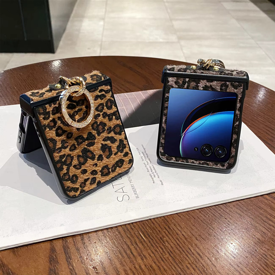 Motorola Moto Razr 50 60 70 Ultra Schutzhülle aus Leoparden-Leder mit Plüsch-Textur und Diamantring-Schnalle in Braun/Multicolor - Bild 4