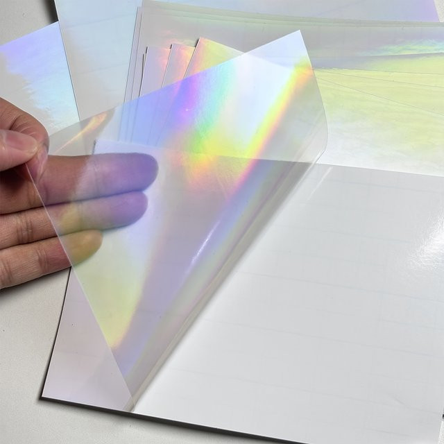 50 Blatt holografische Regenbogen-Kaltlaminierungsfolie im A6-Format, selbstklebende und wasserfeste Vinyl-Aufkleber in Transparent Multicolour, B: 10,5 cm, H: 14,8 cm - Bild 1