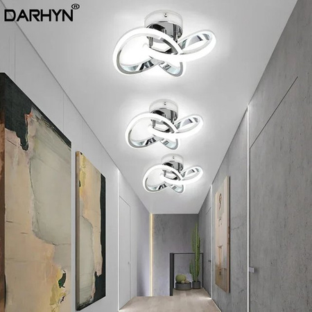 Moderne LED-Deckenleuchte von DARHYN in Chrom und Weiß aus Aluminium und Acryl mit warmweißem Licht