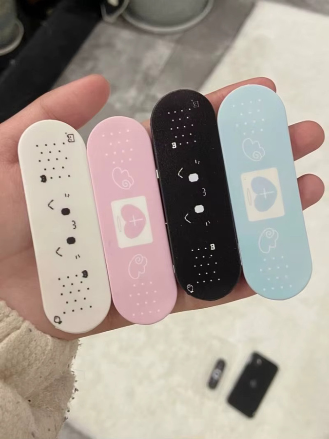 Y2K Band-Aid Handyhalterung mit Engelsflügeln in Weiß für iPhone und Samsung - Bild 2
