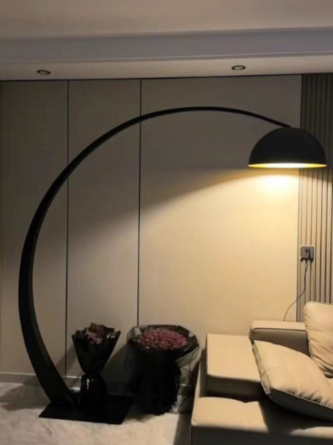 HomeLover Minimalistische LED-Bogenstehleuchte in Schwarz aus Metall für Wohnzimmer und Schlafzimmer - Bild 1