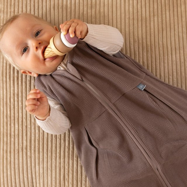 Emma & Noah Ganzjahresschlafsack Essential 1.0 TOG in Braun - Bild 1