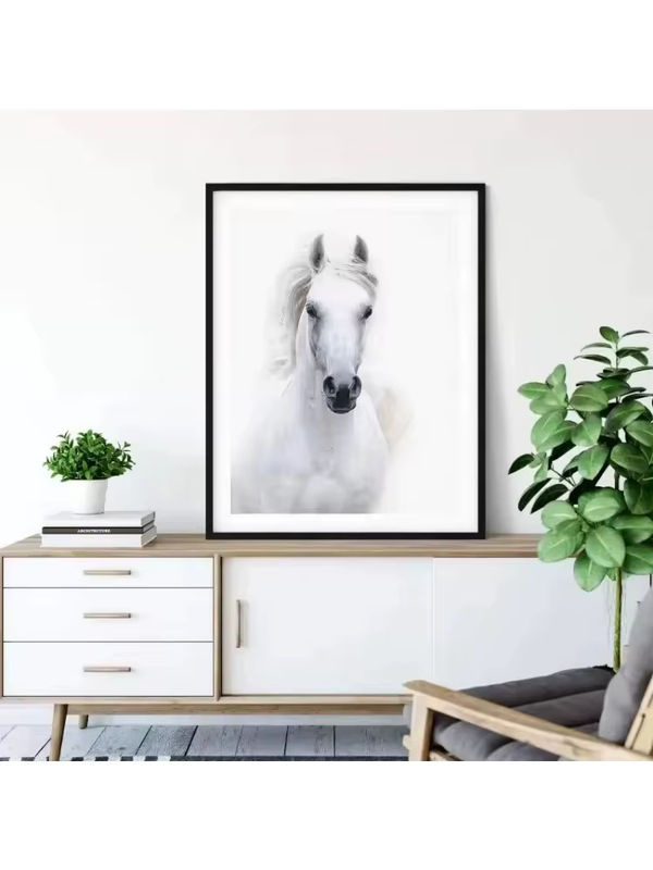 Modernes Pferdeporträt-Leinwandbild mit laufenden Pferden in Weiß, Rechteckiges Wandkunst-Poster im Hochformat - Bild 2