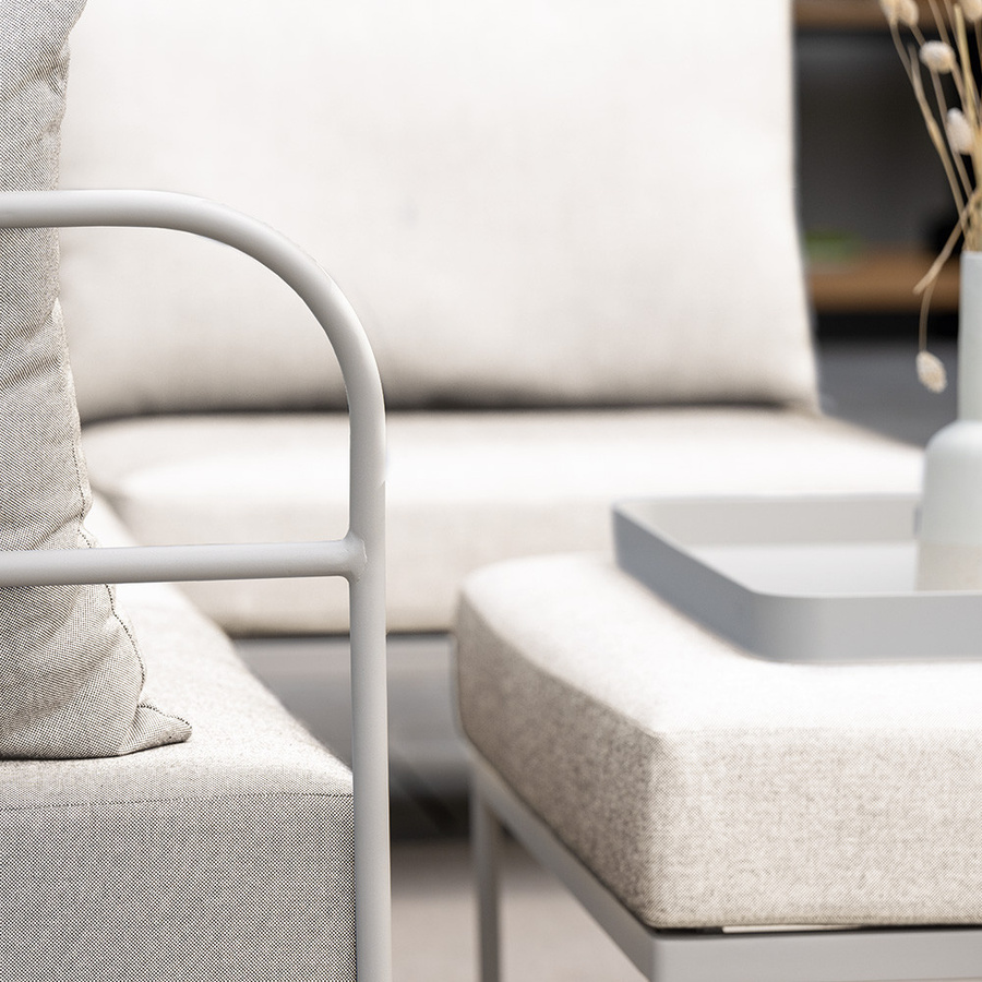 Stern Hocker Coco Lounge aus Aluminium in Greige mit Kissen in Vanilla - Bild 2