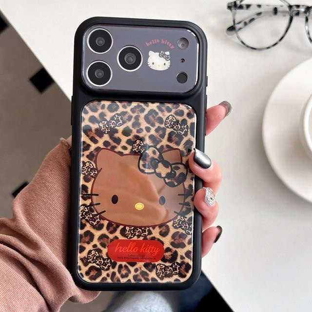 Sanrio Hello Kitty Handyhülle mit Leopardenmuster und Schleife in Pink und Multicolour für iPhone 17, 16 und 15 Pro Max mit glänzender Linse und stoßfestem Schutz - Bild 1