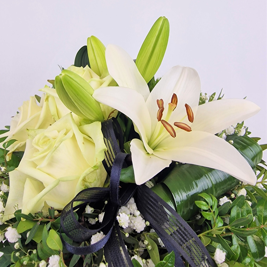 Edelweiß Arrangement Lily Rose Greenery Mixed White Round Sympathy and funeral - Bild 2