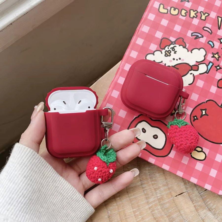 Silikonhülle für AirPods Pro 3 und AirPods 4 mit Erdbeer-Häkel-Schlüsselanhänger in Rot - Bild 2