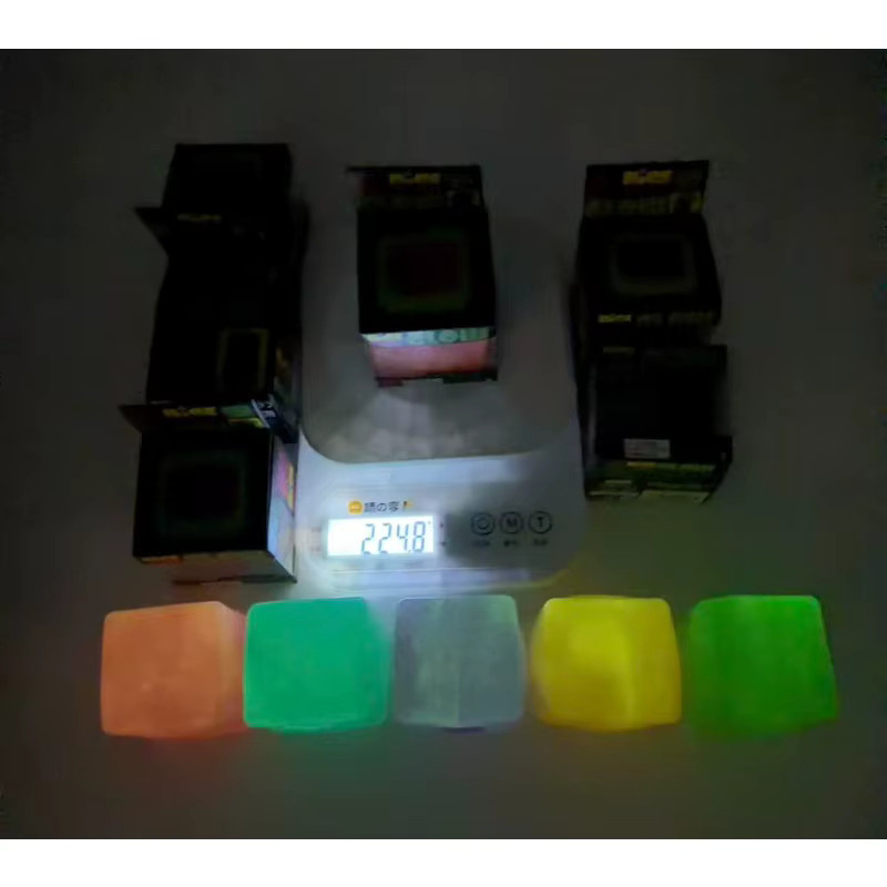 Schylling Needoh Nice Cube Squishy Stressball, leuchtet im Dunkeln, langsam zurückfedernd, sensorischer Glitzer - Bild 2