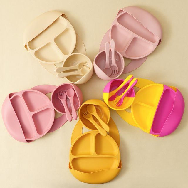 5-teiliges Baby Silikon Geschirr Set mit Lätzchen, Saugschüssel, rutschfester Platte sowie Löffel und Gabel in Mehrfarbig und Pink, BPA-frei - Bild 1