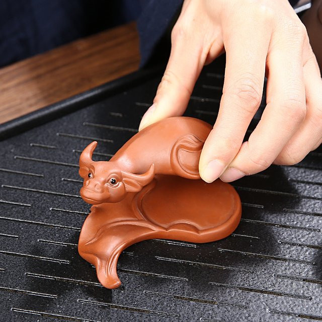 Handgefertigtes Tee-Haustier Ornament Niu Zhuan Qiankun Doppelkuh aus lila Sandkeramik in Lila und Braun - Bild 1
