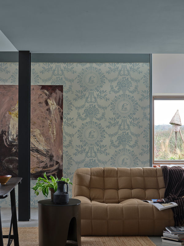 Farrow & Ball Tapete Classic Floral mit Tier- und Blumenmotiven in Blau - Bild 2