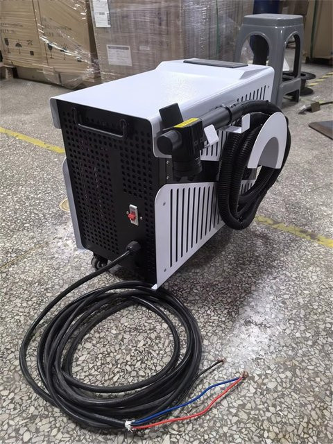 Tragbare Mini Pulslaser-Reinigungsmaschine aus Metall zur Oberflächen- und Rostentfernung in Weiß - Bild 1