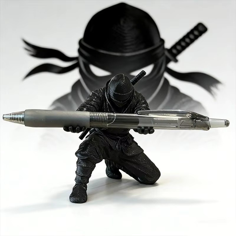 3D Ninja Stifthalter aus Kunststoff in Schwarz als kreative Schreibtischdekoration - Bild 5