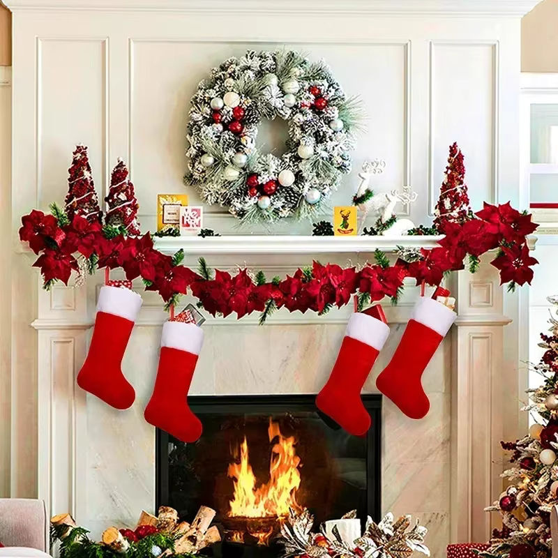 Weihnachtsmann Socken aus Stoff als Hängeornamente für den Weihnachtsbaum in Rot - Bild 5