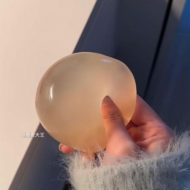 Topmix Kokosöl Squishy Ball, Stressball, licht grau, 1 Stück - Bild 1