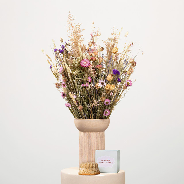 Wildblumen Trockenstrauß Größe XL von BLUME2000 in Pink, Purple und Multicolour mit Geburtstagsküchlein - Bild 1