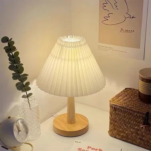 Nordic Plissee Tischlampe DIY faltbar in Weiß mit Holzfuß und warmweißem Licht via USB - Bild 1