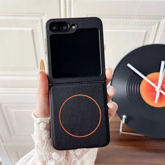 Minimalistische Litschi-Leder Schutzhülle für Samsung Galaxy Z Flip 7, 6 und 5 in Schwarz mit feinem Ring und magnetischer kabelloser Ladefunktion - Bild 1