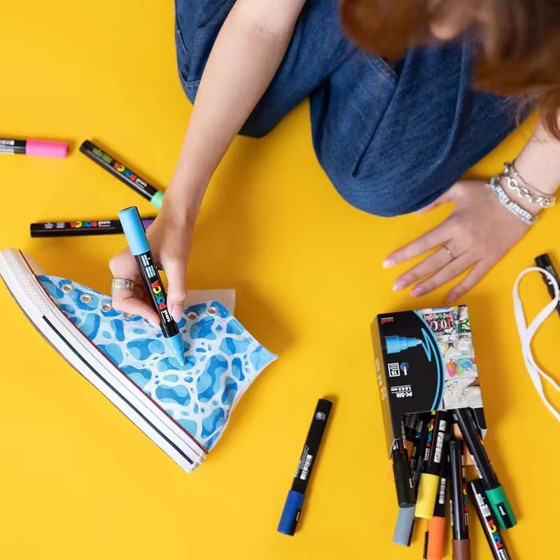 Uni POSCA Acrylmarker Set PC-5M mit 8 Farben für Kunstmalerei auf Stoff, Leder, Glas und Holz - Bild 3