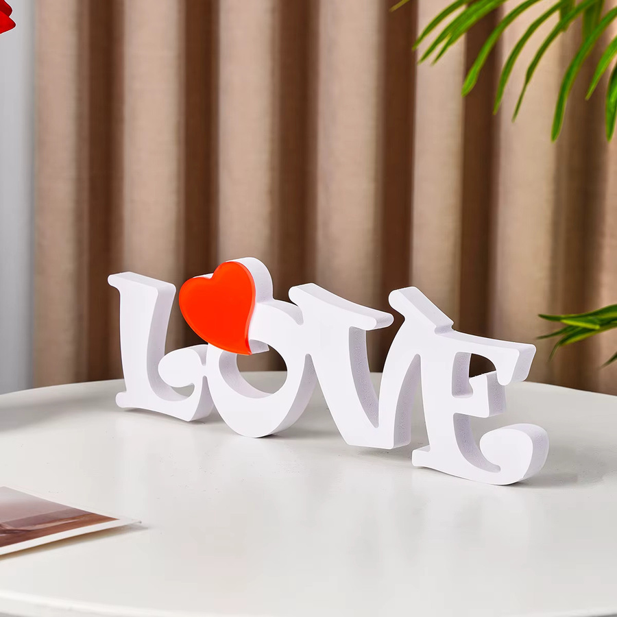 Dekorative Valentinstag-Tischdekoration mit Snowboard-Schriftzug LOVE und rotem Herz in Rot und Weiß - Bild 4