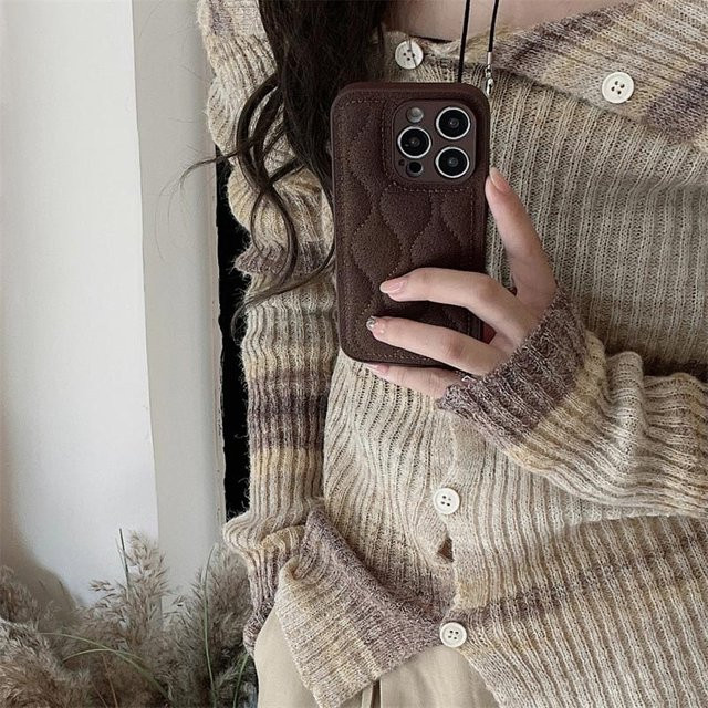 Melad Retro Handyhülle aus Wildleder in Braun für iPhone 17, 16, 15 und 14 - Bild 1